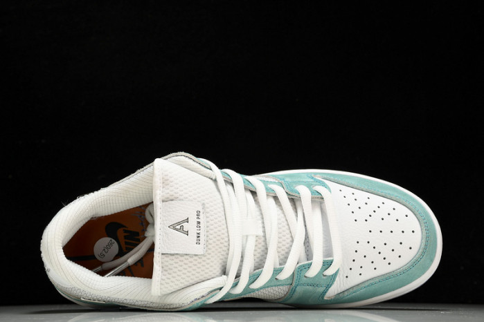 APRIL SKKATEBOARDS x NK SB Dunk Low  FD2562-400